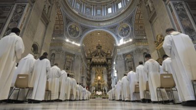 Vaticano: Papa convida a superar «mentalidade que separa sacerdotes e leigos»