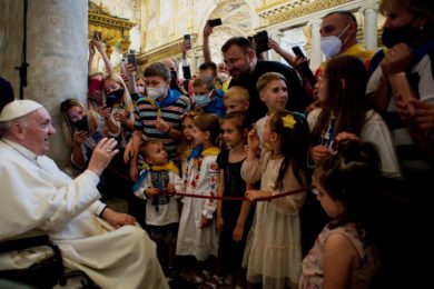 Vaticano: Papa reza para que «a guerra termine em breve», acompanhado por famílias ucranianas (c/fotos)