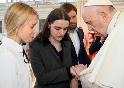 Vaticano: Mulheres de combatentes ucranianos pedem ajuda ao Papa