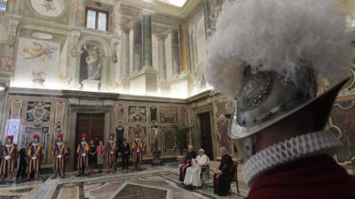 Vaticano: Papa saudou novos guardas suíços