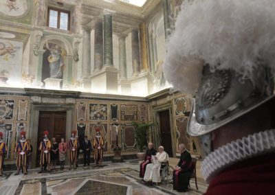 Vaticano: Papa saudou novos guardas suíços