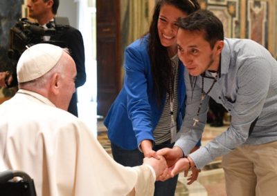 Vaticano: Papa desafia teólogos a responder a desafios de famílias «feridas»
