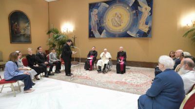 Vaticano: Papa defende passagem de economia «liberal» para «economia comunitária»