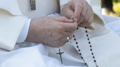 Vaticano: Papa preside a Rosário pela paz, em ligação com Fátima