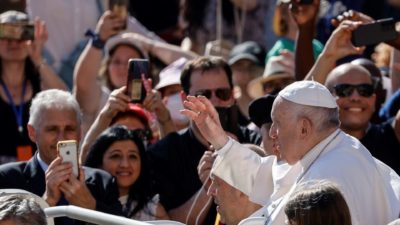 Vaticano: Papa denuncia abandono dos idosos, criticando «crueldade» na sociedade e nas famílias