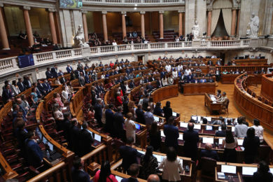 Portugal: Projetos de lei aprovados no Parlamento «representam um alargamento» da legalização da eutanásia