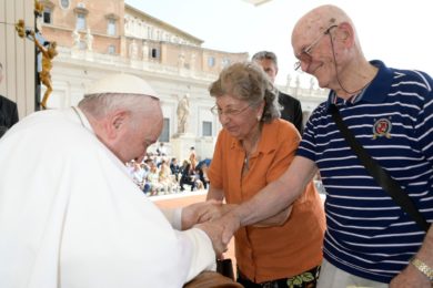 Vaticano: «Um idoso não pode ser feliz sem olhar para os jovens», afirmou o Papa na última audiência geral antes da pausa de verão