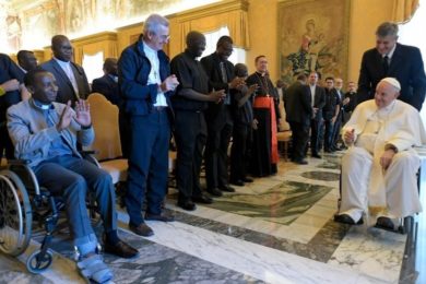 Vaticano: Papa pediu cuidado com a «espiritualidade do espelho»