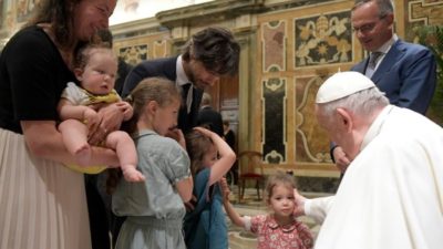 Vaticano: Papa quer trabalho em «prol do nascimento e da consolidação das redes de famílias»
