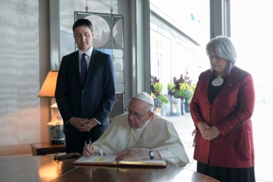 Canadá: Primeiro-ministro pediu ao Vaticano devolução de artefactos indígenas e acesso a documentos sobre escolas residenciais