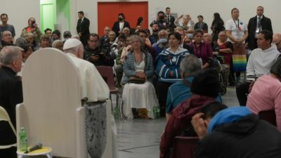 Canadá: Papa confessa «vergonha» após encontro privado com antigos alunos de internatos para indígenas (c/fotos e vídeo)