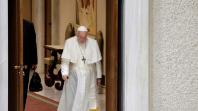 Vaticano: Papa revela ter escrito carta de renúncia, em caso de «impedimento médico»