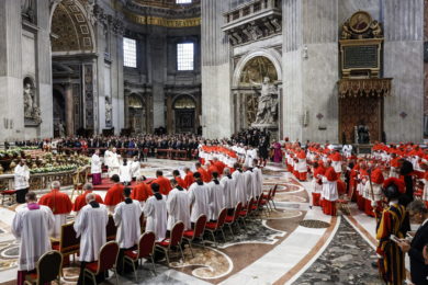 Vaticano: Papa escreve a cardeais e pede «esforço suplementar» na reforma económica