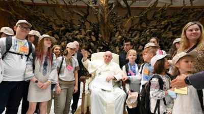 Vaticano: Papa encontrou-se com crianças e adolescentes da Ucrânia (c/fotos)