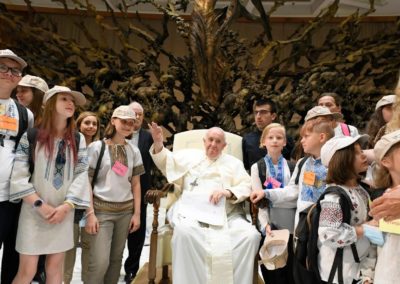 Vaticano: Papa encontrou-se com crianças e adolescentes da Ucrânia (c/fotos)