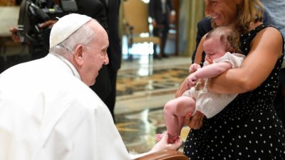 Vaticano: Papa afirmou beleza de «uma família fortalecida pelo dom da fé», em encontro com família portuguesa