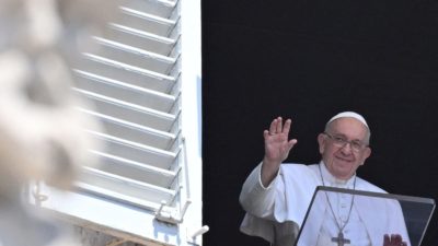Vaticano: Papa destaca que «o primeiro lugar» é do serviço, na solenidade da Assunção de Maria