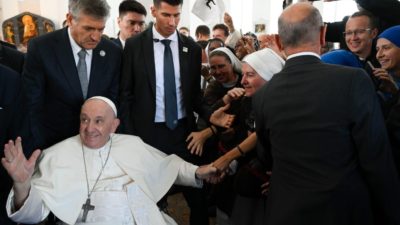 Cazaquistão: Papa elogia minoria católica no país e pede Igreja sem moralismos (c/fotos)