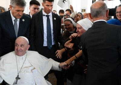 Cazaquistão: Papa elogia minoria católica no país e pede Igreja sem moralismos (c/fotos)