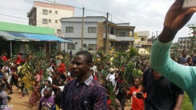 Camarões: Cinco padres, uma religiosa e dois leigos raptados por homens armados