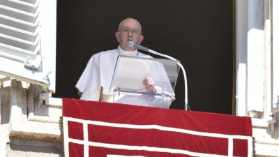Vaticano: Rezar como quem rega uma planta, o conselho do Papa para a oração