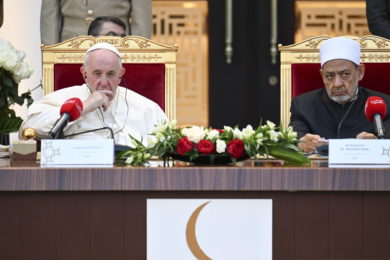 Barém: Papa rejeita justificações religiosas para a guerra e diz que o mundo se transformou num «grande arsenal»