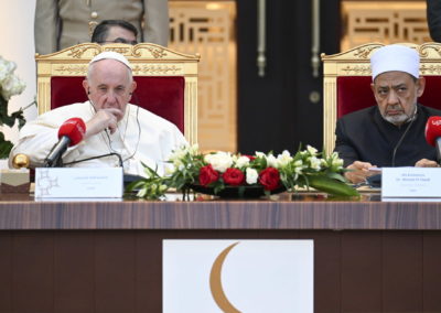 Barém: Papa rejeita justificações religiosas para a guerra e diz que o mundo se transformou num «grande arsenal»