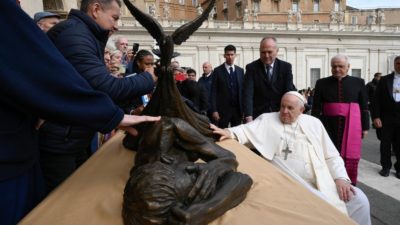 Vaticano: Papa benzeu escultura que alerta para a situação das pessoas sem-abrigo