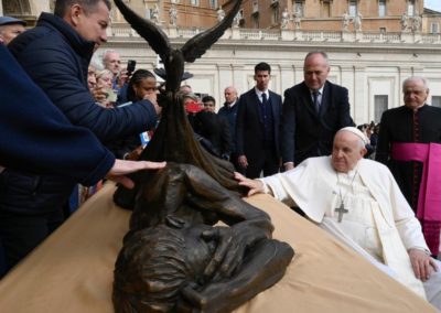 Vaticano: Papa benzeu escultura que alerta para a situação das pessoas sem-abrigo