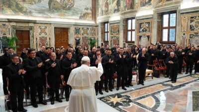 Vaticano: «Estar com Jesus e sair para anunciá-lo é estar com os mais pequenos e esquecidos da sociedade», defende o Papa