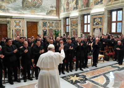 Vaticano: «Estar com Jesus e sair para anunciá-lo é estar com os mais pequenos e esquecidos da sociedade», defende o Papa