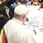 Vaticano: Papa almoça com 1300 pessoas e entrega casas a vítimas da guerra na Síria