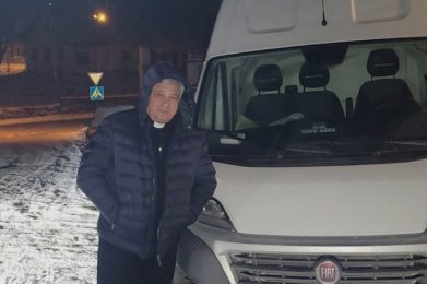 Ucrânia: Cardeal do Vaticano transporta camisolas térmicas e geradores elétricos para as zonas de guerra