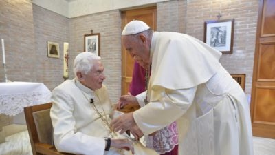 Vaticano: Papa pede orações por Bento XVI, «muito doente»