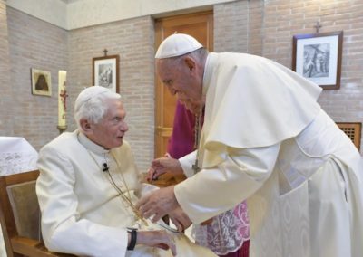 Vaticano: Papa pede orações por Bento XVI, «muito doente»