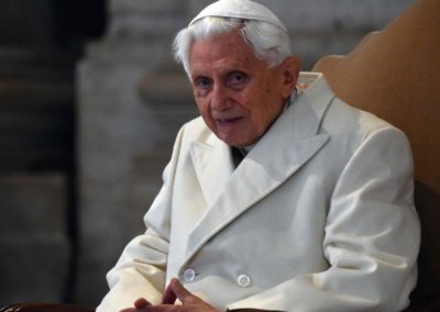 Vaticano: Bento XVI em situação clínica «estacionária», informa porta-voz