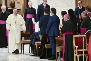 Vaticano: Papa Francisco presta homenagem a Bento XVI, «grande mestre da catequese» de «pensamento perspicaz»