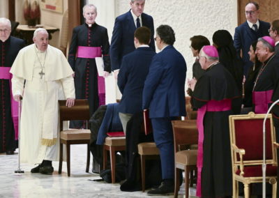 Vaticano: Papa Francisco presta homenagem a Bento XVI, «grande mestre da catequese» de «pensamento perspicaz»
