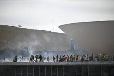 Brasil/CNBB: Bispos condenam «graves e violentas ocorrências» em Brasília e pedem proteção para os cidadãos e para a democracia