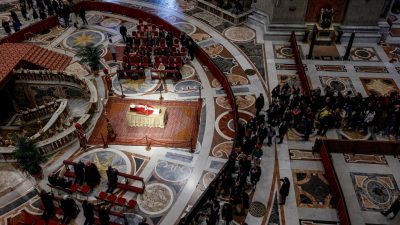 Bento XVI: Vaticano divulga esquema da celebração do funeral