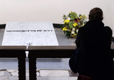 Vaticano: Fiéis começam a visitar túmulo de Bento XVI, na cripta da Basílica de São Pedro