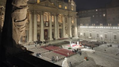 Bento XVI: Milhares de pessoas participam no funeral, presidido pelo Papa Francisco