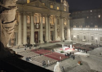 Bento XVI: Milhares de pessoas participam no funeral, presidido pelo Papa Francisco