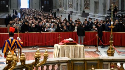 Bento XVI: Basílica de São Pedro recebe fiéis para «último adeus» (c/vídeo e fotos)