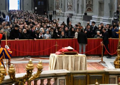 Bento XVI: Basílica de São Pedro recebe fiéis para «último adeus» (c/vídeo e fotos)