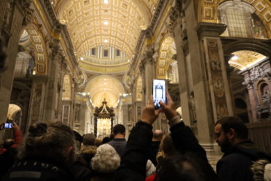 Bento XVI: 135 mil pessoas passaram pela Basílica de São Pedro em dois dias (c/fotos e vídeo)
