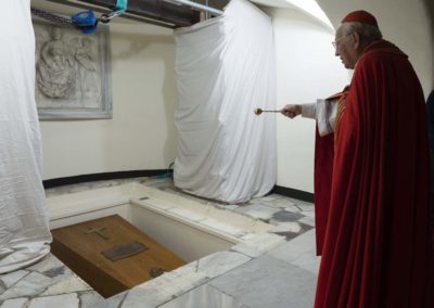 Bento XVI: Nota biográfica que acompanha sepultura sublinha percurso teológico e «extraordinária capacidade» de apresentar a fé