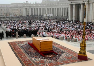 Vaticano: Papa critica instrumentalização da morte de Bento XVI