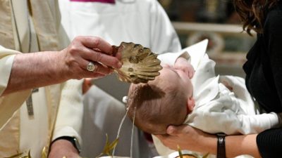 Vaticano: Papa batiza 13 crianças e pede que data seja celebrada como um aniversário