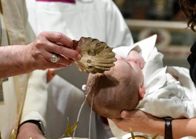 Vaticano: Papa batiza 13 crianças e pede que data seja celebrada como um aniversário